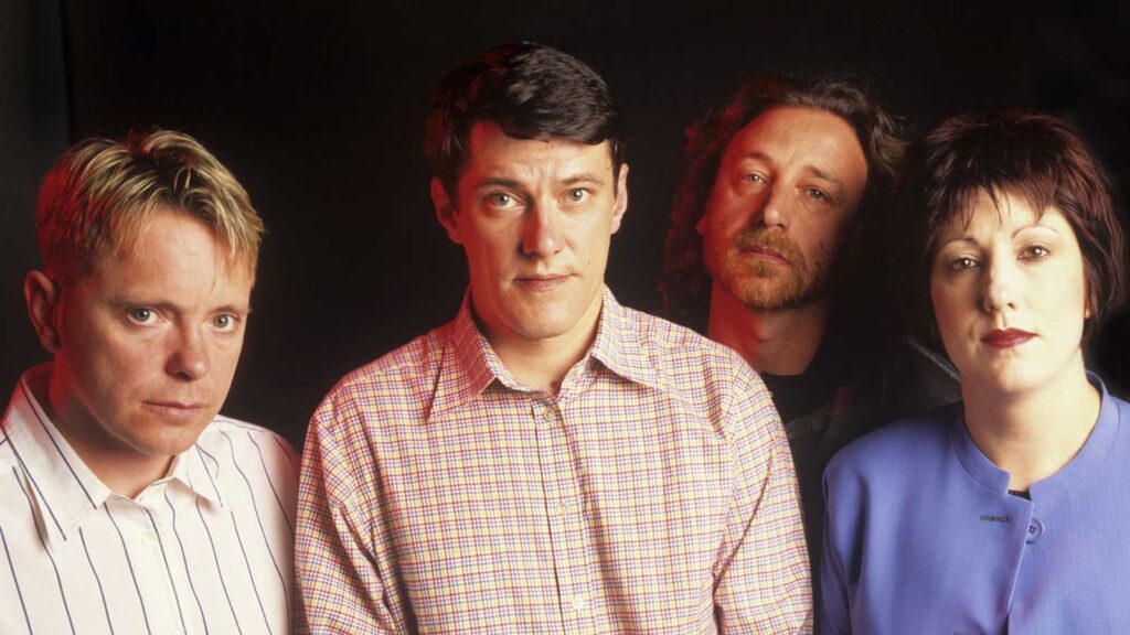 New Order: biografia que revela a revolução da música eletrônica