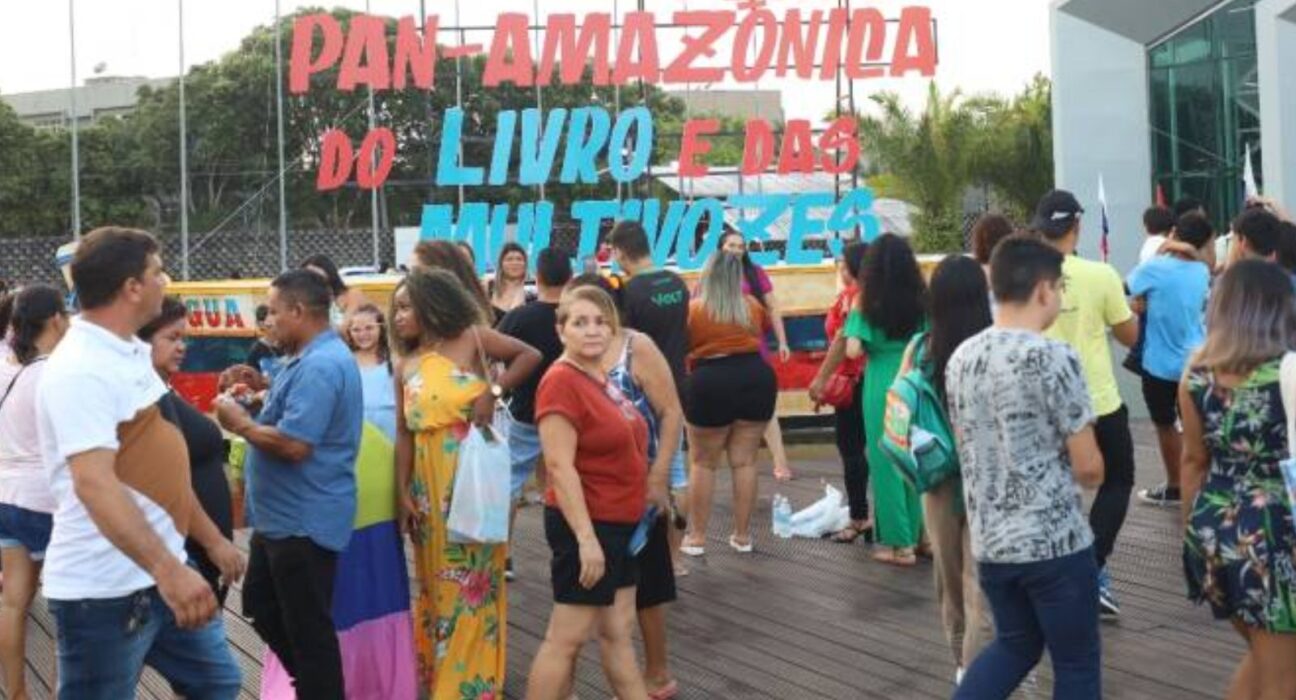 Frente do Hangar Centro de Convenções em Belém com artes promocionais da feira literária.