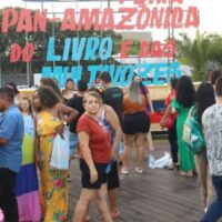 Frente do Hangar Centro de Convenções em Belém com artes promocionais da feira literária.