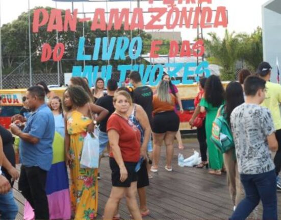 Frente do Hangar Centro de Convenções em Belém com artes promocionais da feira literária.