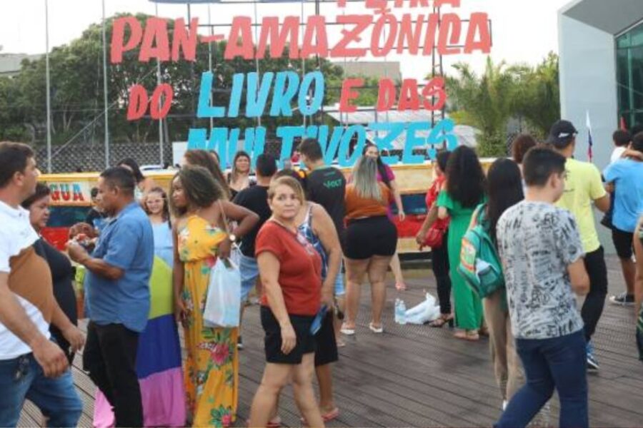Frente do Hangar Centro de Convenções em Belém com artes promocionais da feira literária.