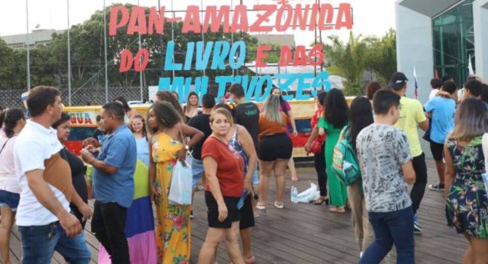 Frente do Hangar Centro de Convenções em Belém com artes promocionais da feira literária.