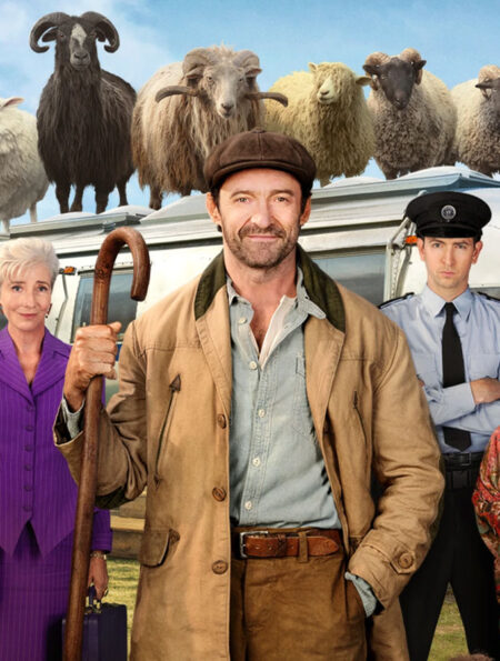 Grupo de ovelhas em um campo verde olhando para o chão como se estivessem procurando pistas de um crime.