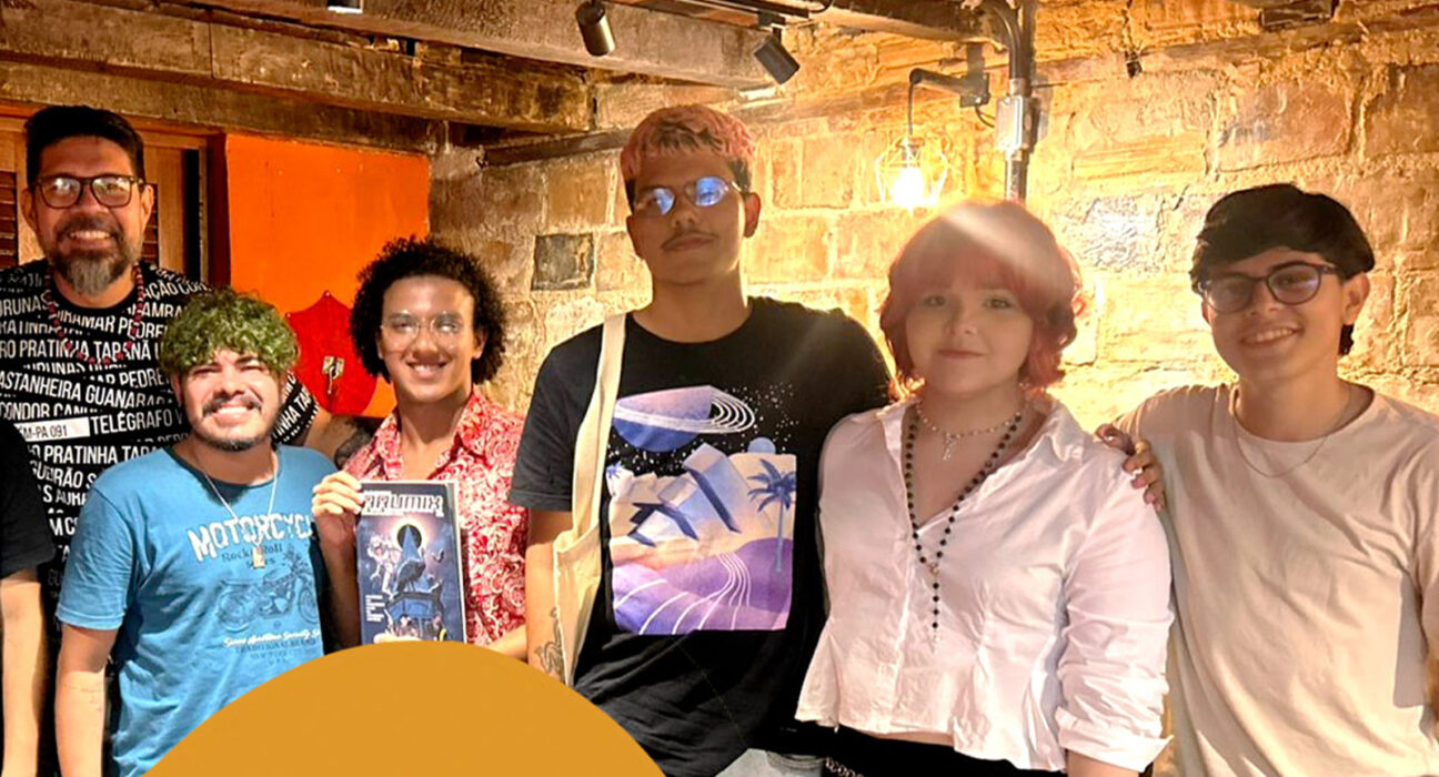 Grupo de artistas de quadrinhos em frente de uma livraria