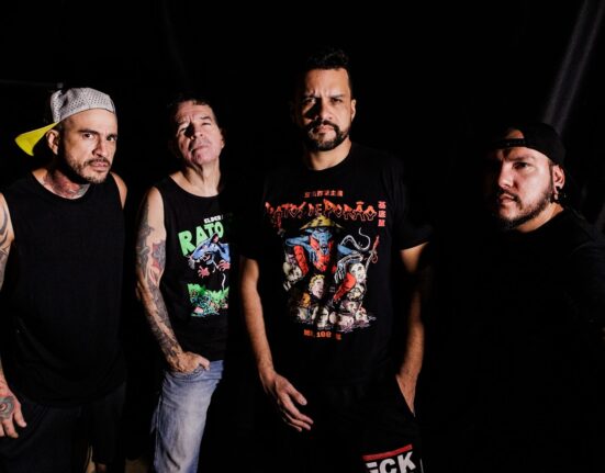 Os integrantes da banda Delinquentes em um fundo preto.