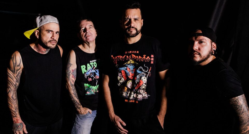 Os integrantes da banda Delinquentes em um fundo preto.