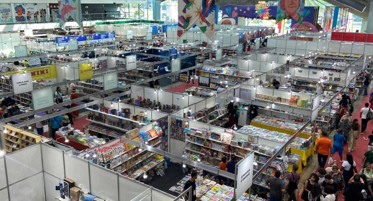Interior do Hangar Centro de Convenções em Belém com artes promocionais da feira literária.