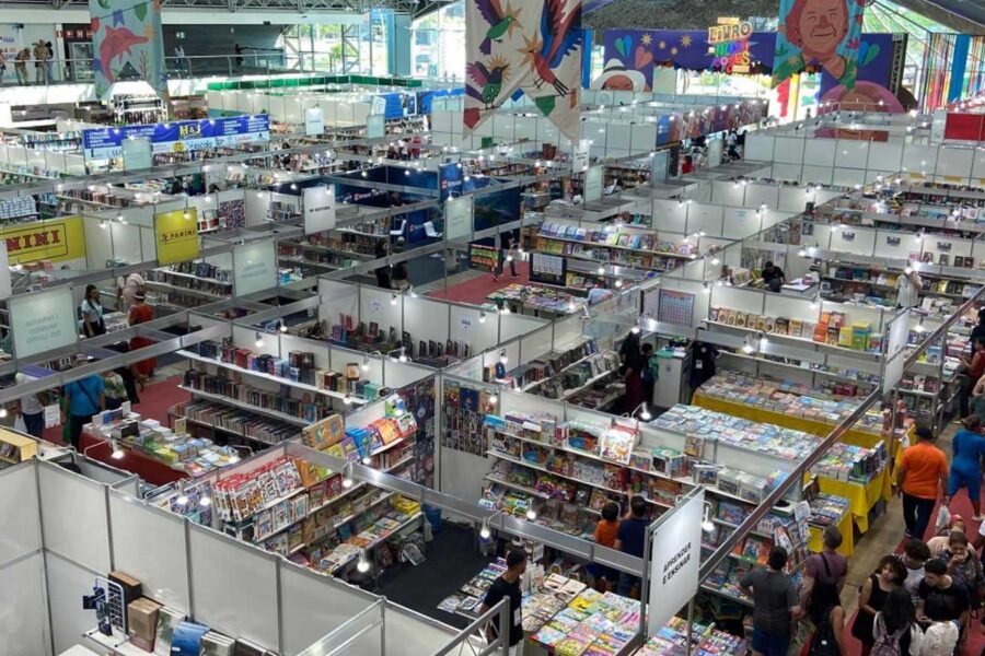 Interior do Hangar Centro de Convenções em Belém com artes promocionais da feira literária.