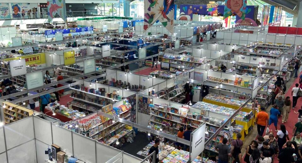 Interior do Hangar Centro de Convenções em Belém com artes promocionais da feira literária.