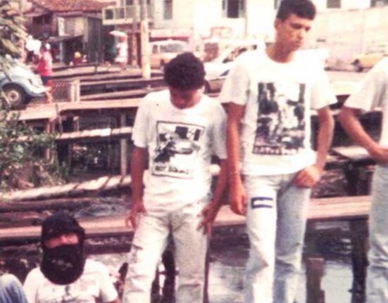 Cena com estética punk DIY do documentário Gritos de Agonia com fotos da realidade de Belém