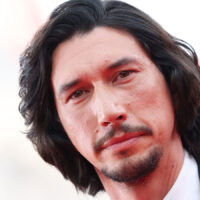Ator Adam Driver em close