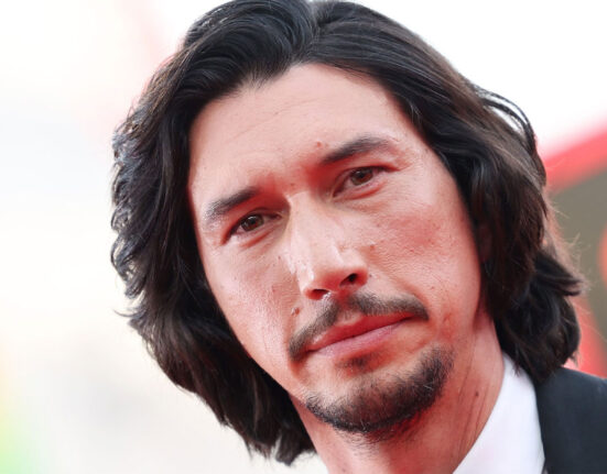 Ator Adam Driver em close