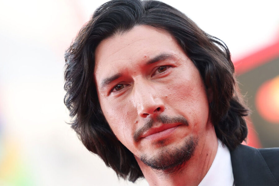 Ator Adam Driver em close