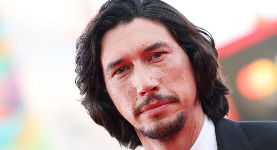 Ator Adam Driver em close
