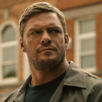Alan Ritchson em evento de cinema, possivelmente próximo a um novo papel da DC.