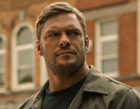 Alan Ritchson em evento de cinema, possivelmente próximo a um novo papel da DC.