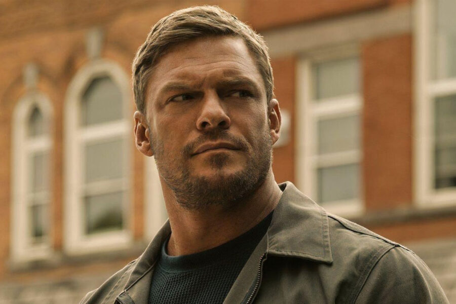 Alan Ritchson em evento de cinema, possivelmente próximo a um novo papel da DC.