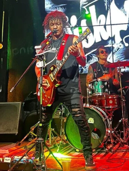 Banda Diskartch ensaiando para o novo single 'Alcatraz', com membros em ação.