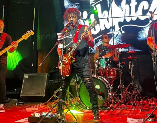 Banda Diskartch ensaiando para o novo single 'Alcatraz', com membros em ação.