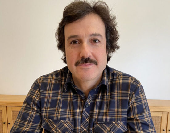 Fotografia em close do autor Bruno Gil Gonzalez, um homem de traços expressivos, representando a nova voz da literatura dramática brasileira.