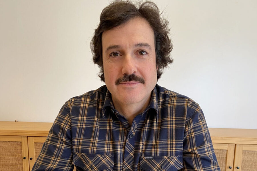 Fotografia em close do autor Bruno Gil Gonzalez, um homem de traços expressivos, representando a nova voz da literatura dramática brasileira.