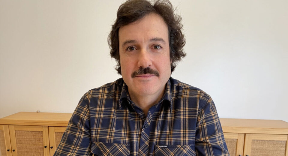 Fotografia em close do autor Bruno Gil Gonzalez, um homem de traços expressivos, representando a nova voz da literatura dramática brasileira.