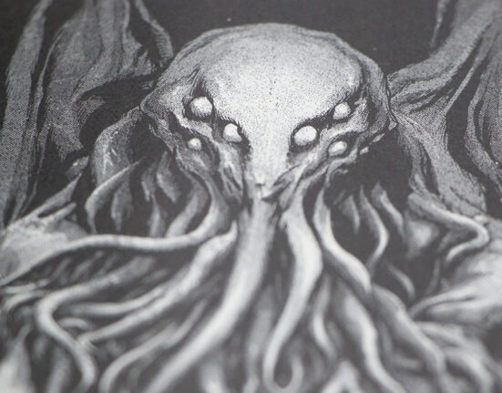 Desenho do fetiche de 'Cthulhu' de Gou Tanabe, mostrando uma cena aterradora com o icônico monstro.