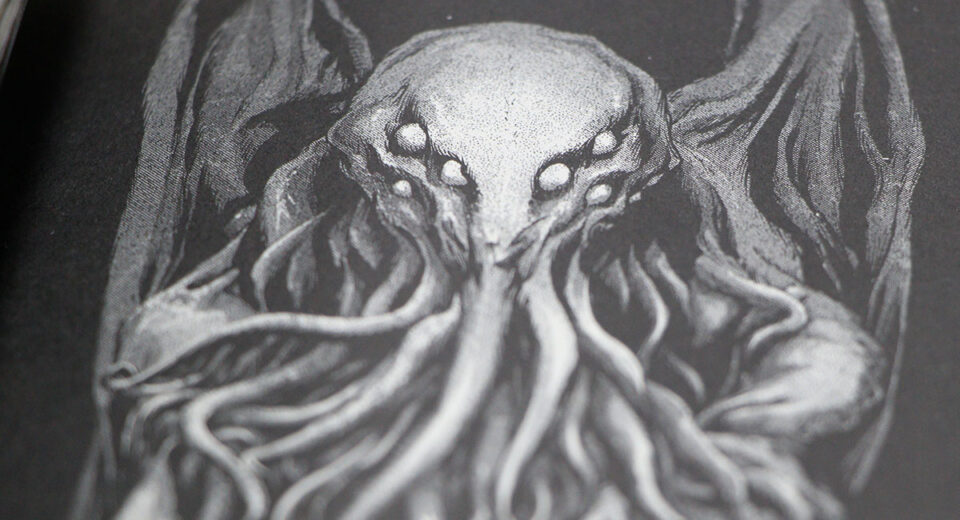 Desenho do fetiche de 'Cthulhu' de Gou Tanabe, mostrando uma cena aterradora com o icônico monstro.