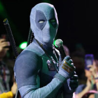 Ryan Reynolds como Deadpool invade painel de Vingadores na Comic-Con 2026.