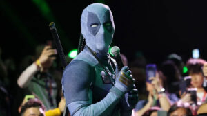 Ryan Reynolds como Deadpool invade painel de Vingadores na Comic-Con 2026.