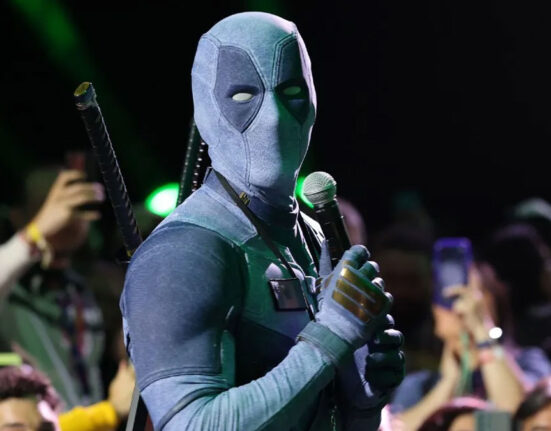 Ryan Reynolds como Deadpool invade painel de Vingadores na Comic-Con 2026.