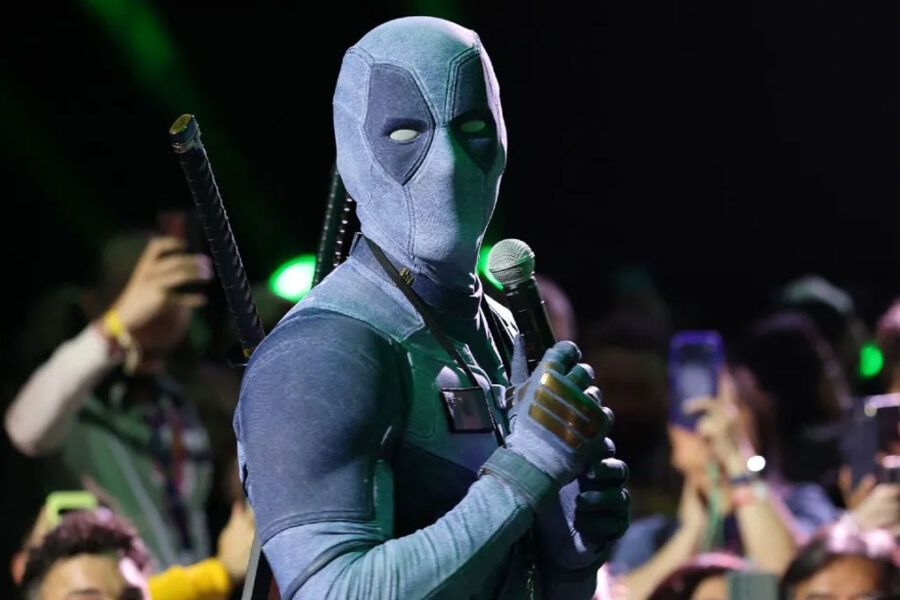 Ryan Reynolds como Deadpool invade painel de Vingadores na Comic-Con 2026.