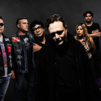 Imagem do Festival Égua do Som com bandas locais e DJ.