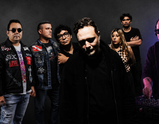 Imagem do Festival Égua do Som com bandas locais e DJ.