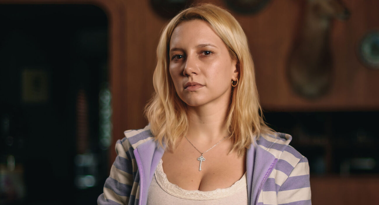 Atriz Lorena Comparato caracterizada como Elize Matsunaga em cena dramática do filme da Netflix.