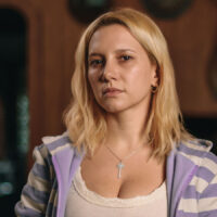 Atriz Lorena Comparato caracterizada como Elize Matsunaga em cena dramática do filme da Netflix.