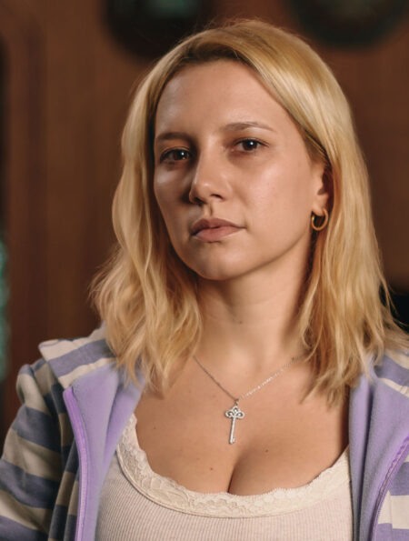 Atriz Lorena Comparato caracterizada como Elize Matsunaga em cena dramática do filme da Netflix.
