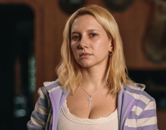 Atriz Lorena Comparato caracterizada como Elize Matsunaga em cena dramática do filme da Netflix.