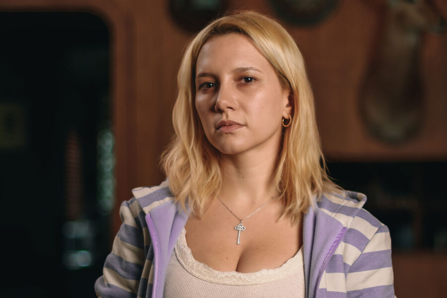 Atriz Lorena Comparato caracterizada como Elize Matsunaga em cena dramática do filme da Netflix.