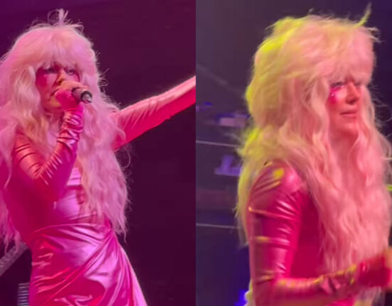 Britta Phillips no palco da SDCC, relembrando Jem e as Hologramas.