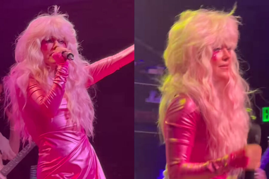 Britta Phillips no palco da SDCC, relembrando Jem e as Hologramas.