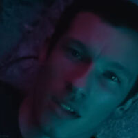 Cena do teaser da série Neuromancer, mostrando o protagonista Callum Turner.