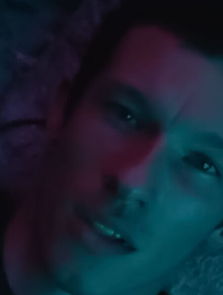 Cena do teaser da série Neuromancer, mostrando o protagonista Callum Turner.
