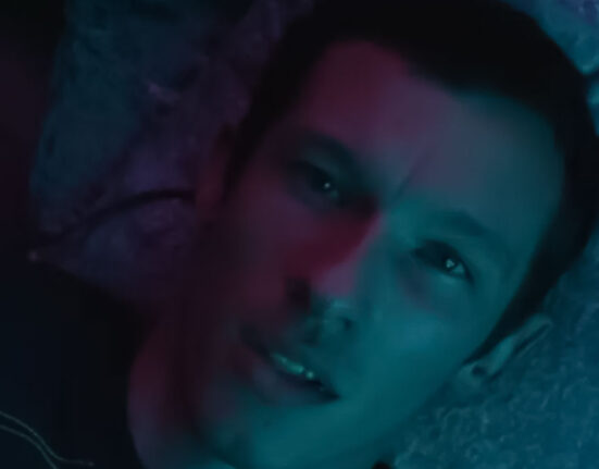 Cena do teaser da série Neuromancer, mostrando o protagonista Callum Turner.