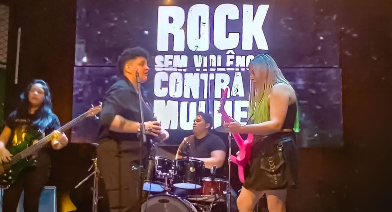 Cantoras tocam e cantam em cima do palco do Rock Contra a Violência Contra a Mulher