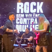 Cantoras tocam e cantam em cima do palco do Rock Contra a Violência Contra a Mulher