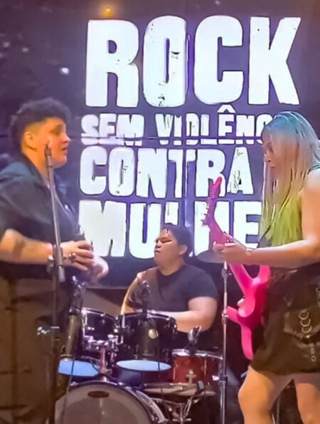 Cantoras tocam e cantam em cima do palco do Rock Contra a Violência Contra a Mulher