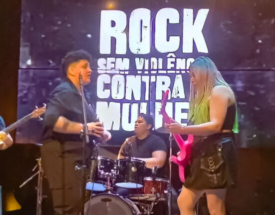 Cantoras tocam e cantam em cima do palco do Rock Contra a Violência Contra a Mulher