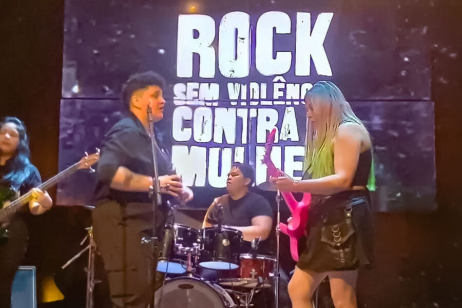 Cantoras tocam e cantam em cima do palco do Rock Contra a Violência Contra a Mulher