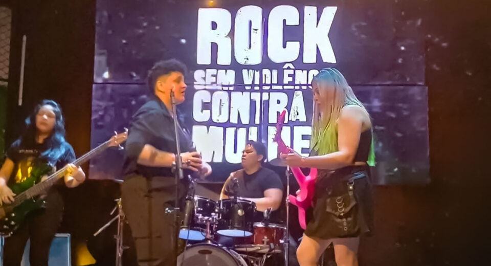 Cantoras tocam e cantam em cima do palco do Rock Contra a Violência Contra a Mulher